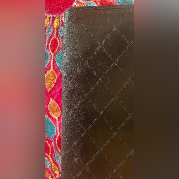 Chanel lamb skin caviar leather black wallet. Approximately 7 x 4“. GUC. - Picture 11 of 11